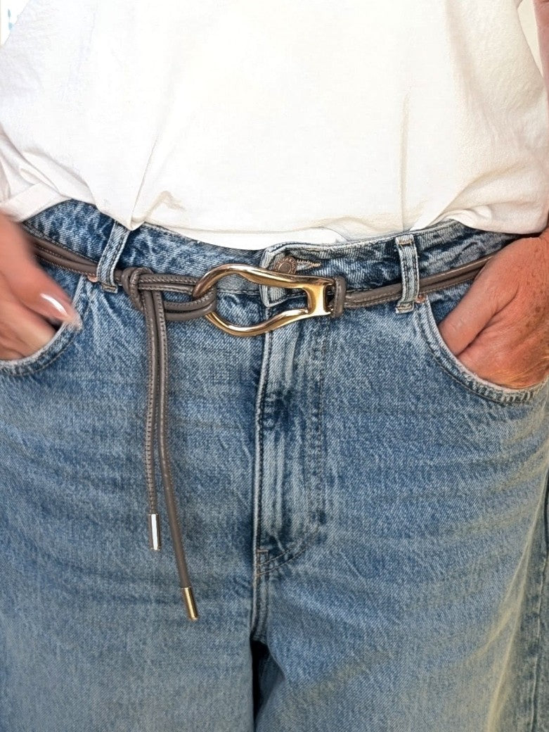 Hochwertiger Ledergürtel mit doppelter Bindung in Grau aus Italien mit eleganter robuster Gold-Schnalle. Ideal zu Jeans, Chinos oder formeller Kleidung.