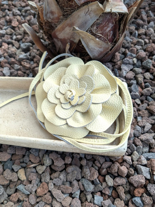 Eleganter Ledergürtel in Butter Yellow Gelb zum Binden mit wunderschöner großer Blume / Blüte - perfekt für verschiedene Outfits und Passformen.