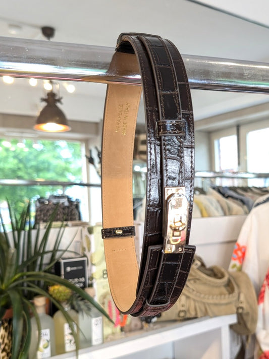 Eleganter verstellbarer Ledergürtel Kroko Optik in glänzendem Braun mit goldenem Verschluss. Die breite Ausführung betont die Taille – perfekt für verschiedenste Outfits!