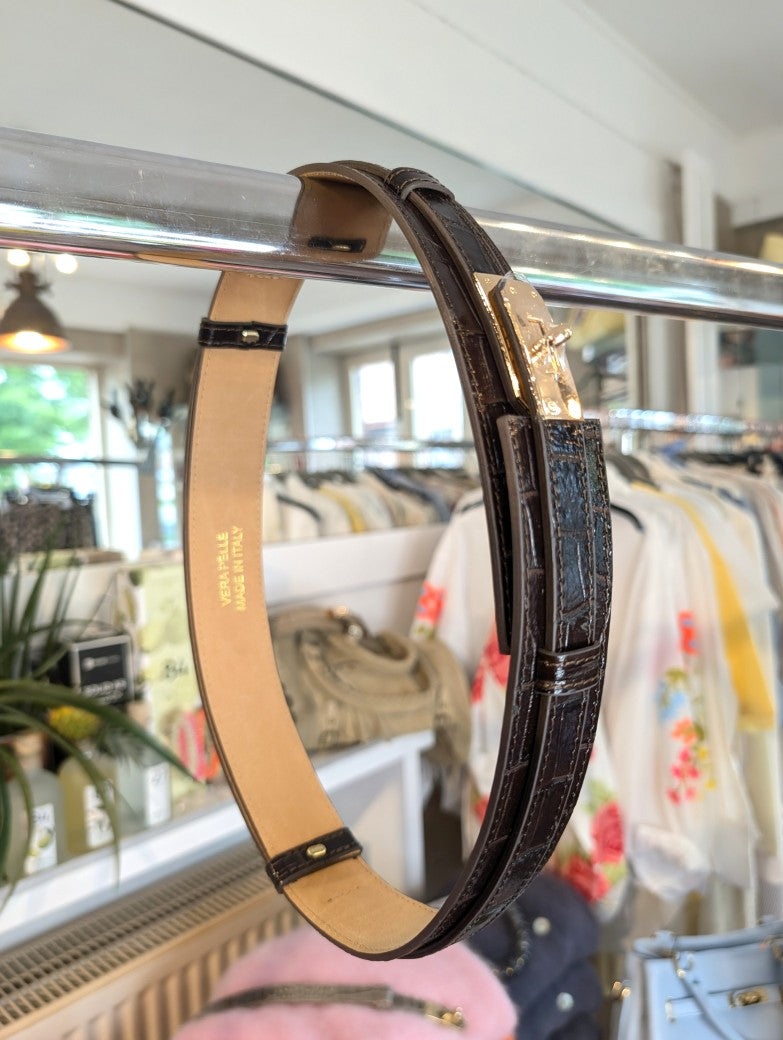 Eleganter verstellbarer Ledergürtel Kroko Optik in glänzendem Braun mit goldenem Verschluss. Die breite Ausführung betont die Taille – perfekt für verschiedenste Outfits!