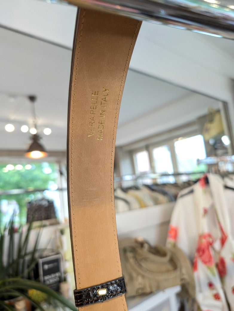 Eleganter verstellbarer Ledergürtel Kroko Optik in glänzendem Braun mit goldenem Verschluss. Die breite Ausführung betont die Taille – perfekt für verschiedenste Outfits!