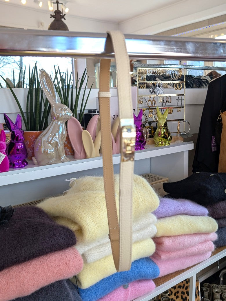 Eleganter verstellbarer Ledergürtel in trendigem Beige mit goldenem Verschluss. Die schmale Ausführung betont die Taille – perfekt für verschiedenste Outfits!