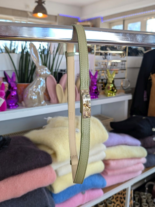 Eleganter verstellbarer Ledergürtel in frischem Grün mit goldenem Verschluss. Die schmale Ausführung betont die Taille – perfekt für verschiedenste Outfits!
