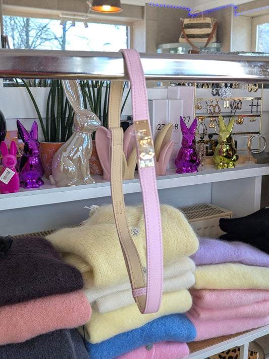 Eleganter verstellbarer Ledergürtel in frischem Rosa mit goldenem Verschluss. Die schmale Ausführung betont die Taille – perfekt für verschiedenste Outfits!