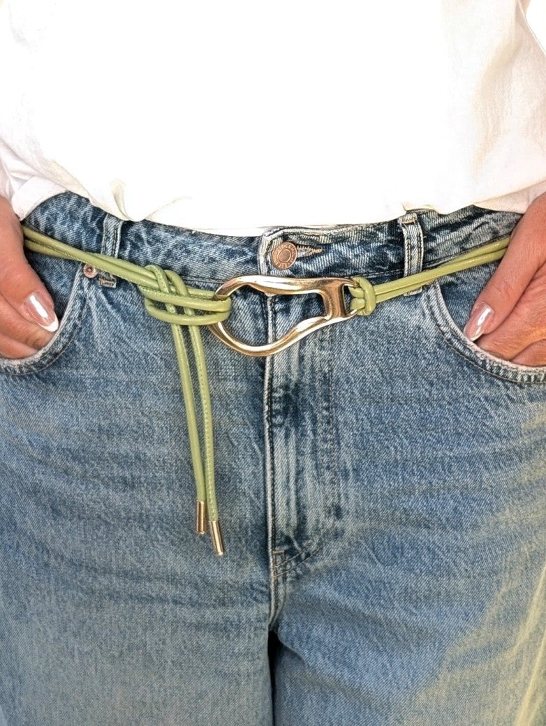 Hochwertiger Ledergürtel mit doppelter Bindung in Mint Grün aus Italien mit eleganter robuster Gold-Schnalle. Ideal zu Jeans, Chinos oder formeller Kleidung.