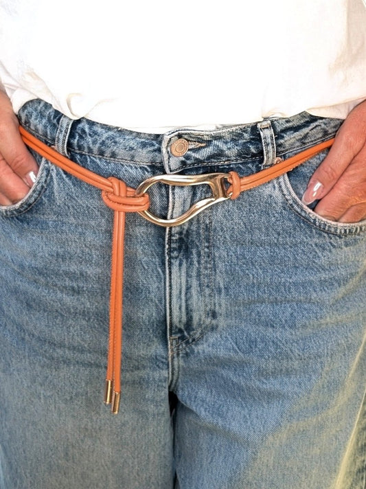 Hochwertiger Ledergürtel mit doppelter Bindung in Orange aus Italien mit eleganter robuster Gold-Schnalle. Ideal zu Jeans, Chinos oder formeller Kleidung.