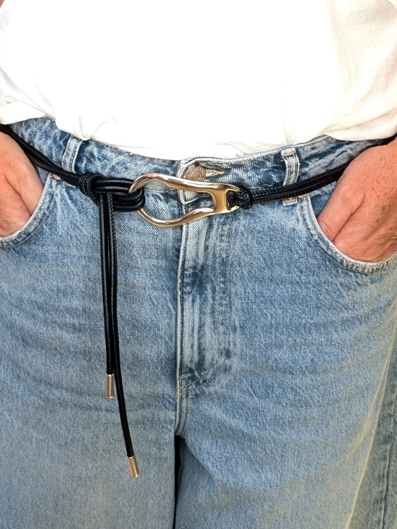 Hochwertiger Ledergürtel mit doppelter Bindung in Schwarz aus Italien mit eleganter robuster Gold-Schnalle. Ideal zu Jeans, Chinos oder formeller Kleidung.