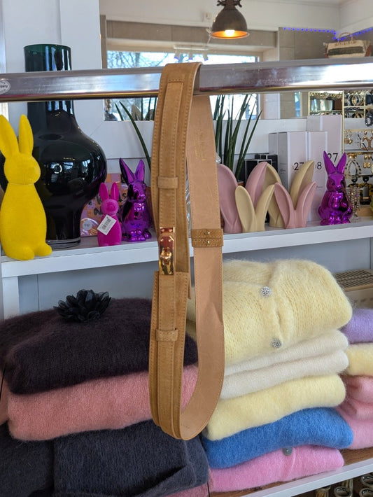 Eleganter verstellbarer Wildledergürtel in warmem Hellbraun mit goldenem Verschluss. Die breite Ausführung betont die Taille – perfekt für verschiedenste Outfits!