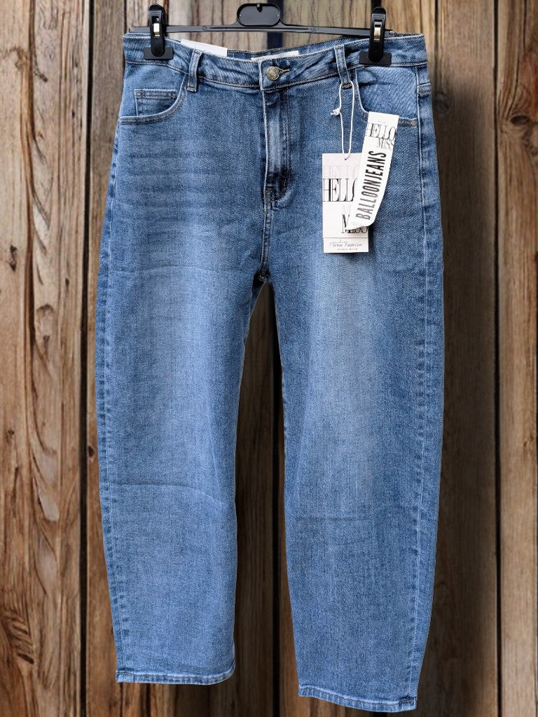 Diese blaue Jeanshose von HELLO MISS in Balloon Form mit Stretch ist ideal für einen lässigen, modernen Look. Perfekt im Alltag oder für besondere Anlässe.