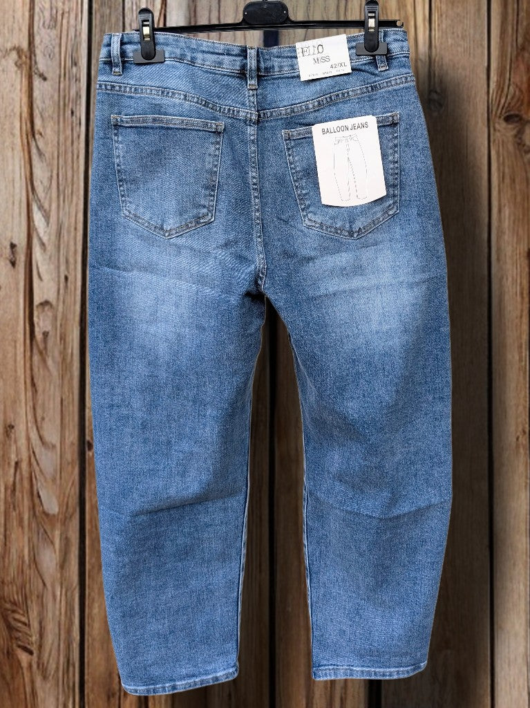 Diese blaue Jeanshose von HELLO MISS in Balloon Form mit Stretch ist ideal für einen lässigen, modernen Look. Perfekt im Alltag oder für besondere Anlässe.