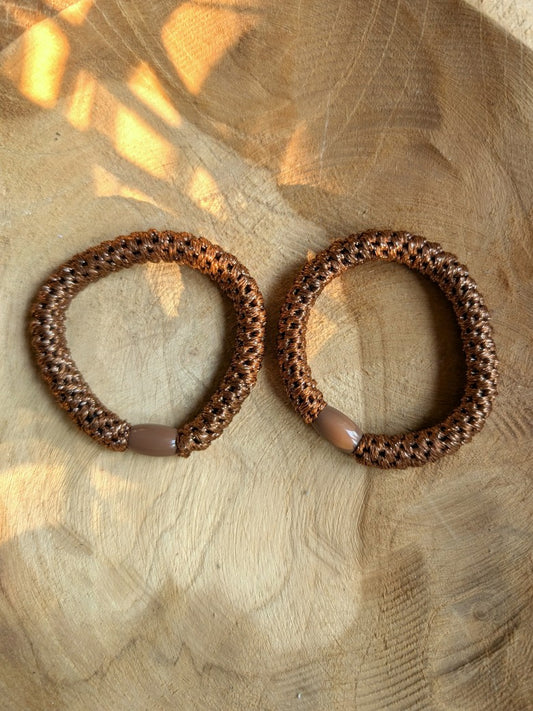 Das elastische Haargummi im trendigen Kknekki-Stil vereint Funktionalität mit modischem Chic - bequem als Armband oder schnell schonend die Haare zusammenbinden