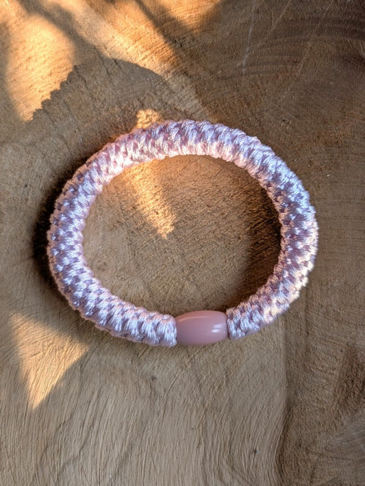 Das elastische Haargummi im trendigen Kknekki-Stil vereint Funktionalität mit modischem Chic - bequem als Armband oder schnell schonend die Haare zusammenbinden
