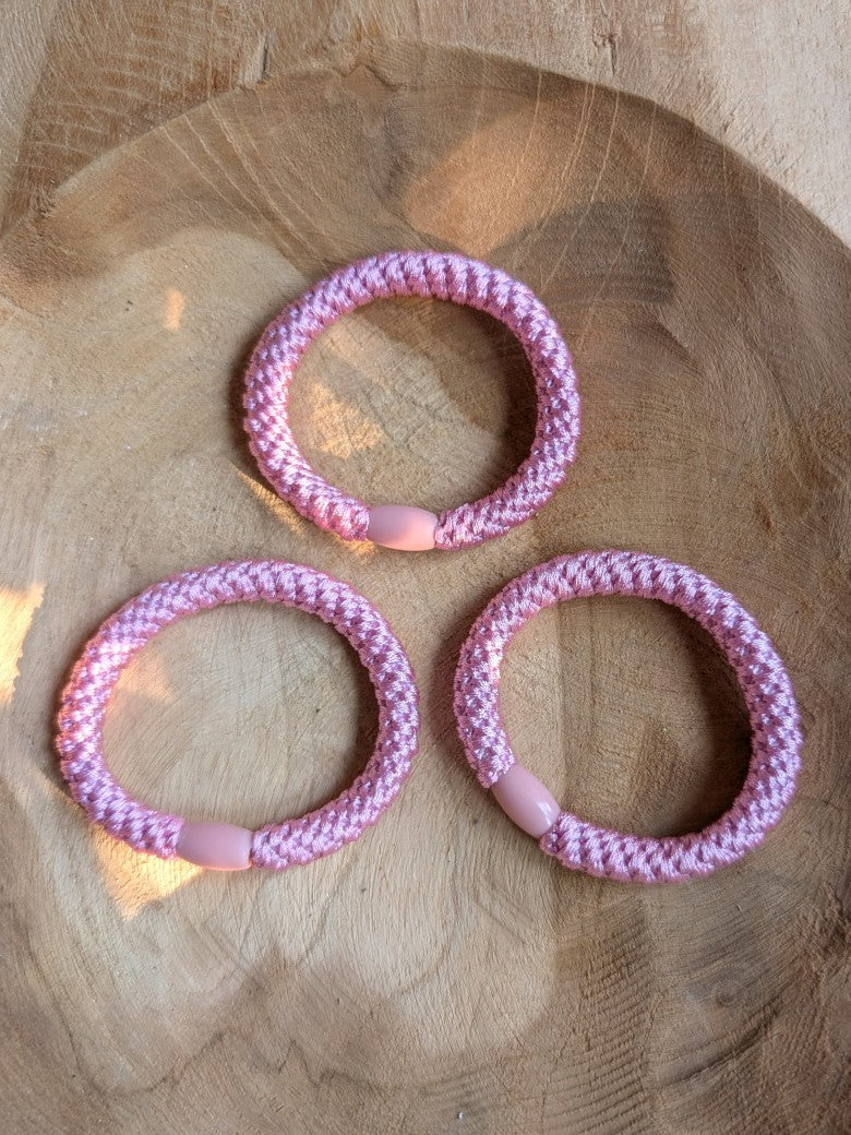 Das elastische Haargummi im trendigen Kknekki-Stil vereint Funktionalität mit modischem Chic - bequem als Armband oder schnell schonend die Haare zusammenbinden