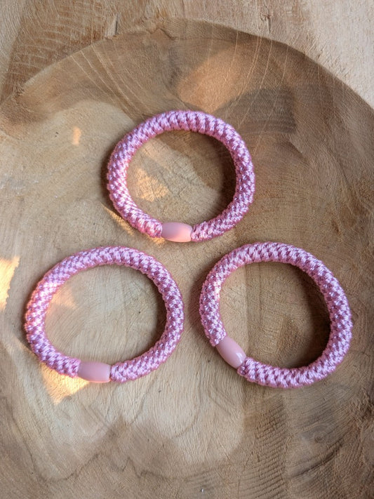 Das elastische Haargummi im trendigen Kknekki-Stil vereint Funktionalität mit modischem Chic - bequem als Armband oder schnell schonend die Haare zusammenbinden