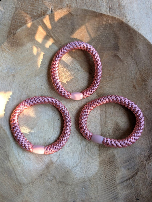 Das elastische Haargummi im trendigen Kknekki-Stil vereint Funktionalität mit modischem Chic - bequem als Armband oder schnell schonend die Haare zusammenbinden