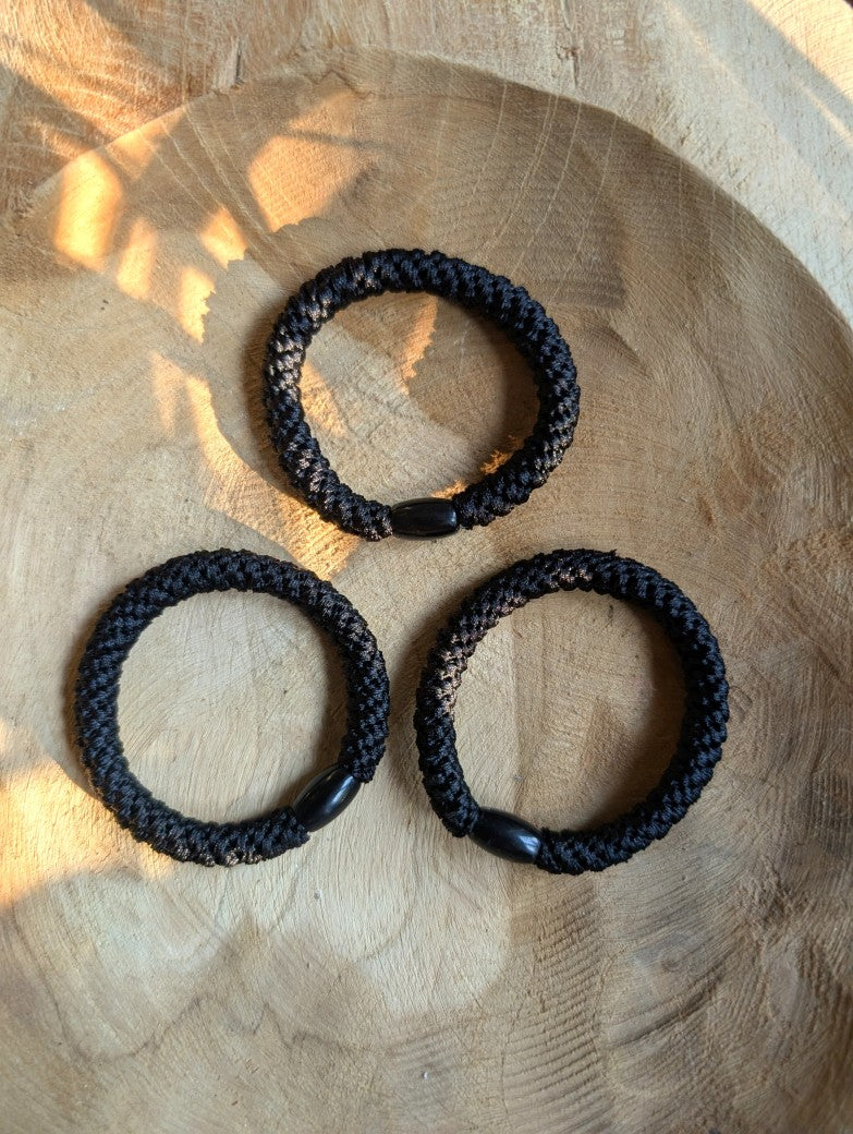Das elastische Haargummi im trendigen Kknekki-Stil vereint Funktionalität mit modischem Chic - bequem als Armband oder schnell schonend die Haare zusammenbinden