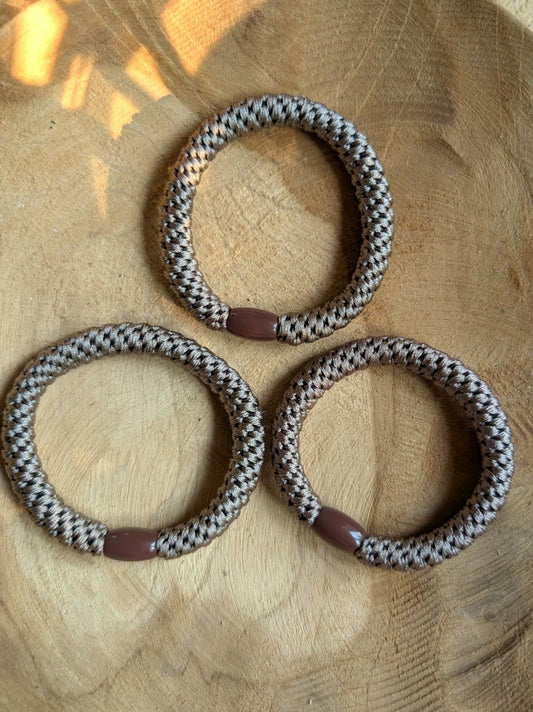 Das elastische Haargummi im trendigen Kknekki-Stil vereint Funktionalität mit modischem Chic - bequem als Armband oder schnell schonend die Haare zusammenbinden