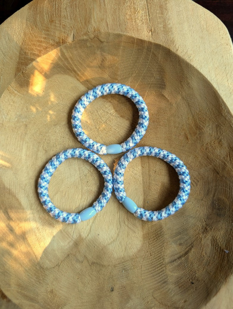 Das elastische Haargummi im trendigen Kknekki-Stil vereint Funktionalität mit modischem Chic - bequem als Armband oder schnell schonend die Haare zusammenbinden!