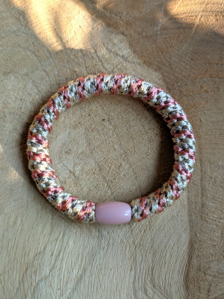 Das elastische Haargummi im trendigen Kknekki-Stil vereint Funktionalität mit modischem Chic - bequem als Armband oder schnell schonend die Haare zusammenbinden