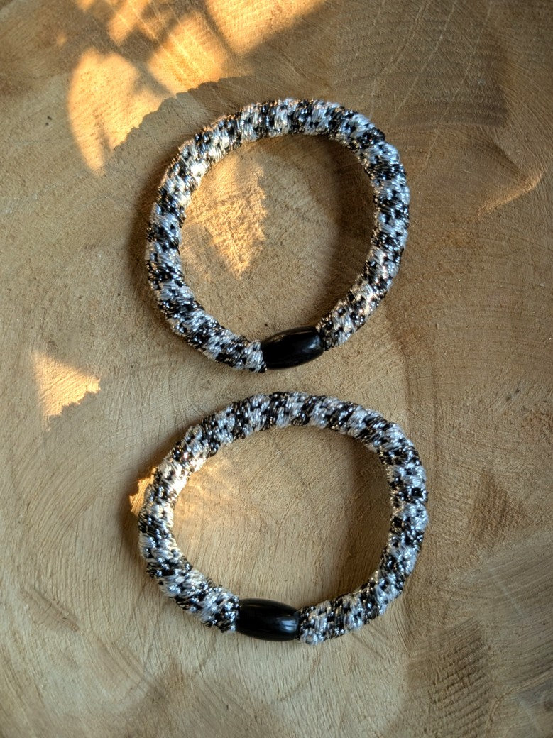 Das elastische Haargummi im trendigen Kknekki-Stil vereint Funktionalität mit modischem Chic - bequem als Armband oder schnell schonend die Haare zusammenbinden
