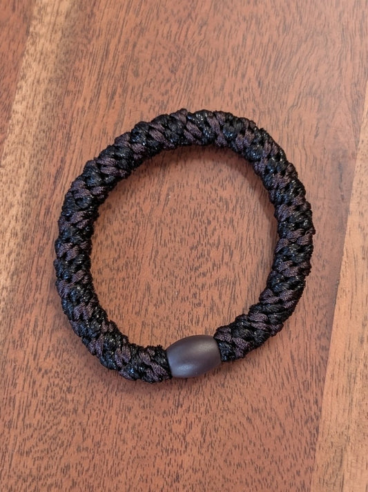 Das elastische Haargummi im trendigen Kknekki-Stil vereint Funktionalität mit modischem Chic - bequem als Armband oder schnell schonend die Haare zusammenbinden!