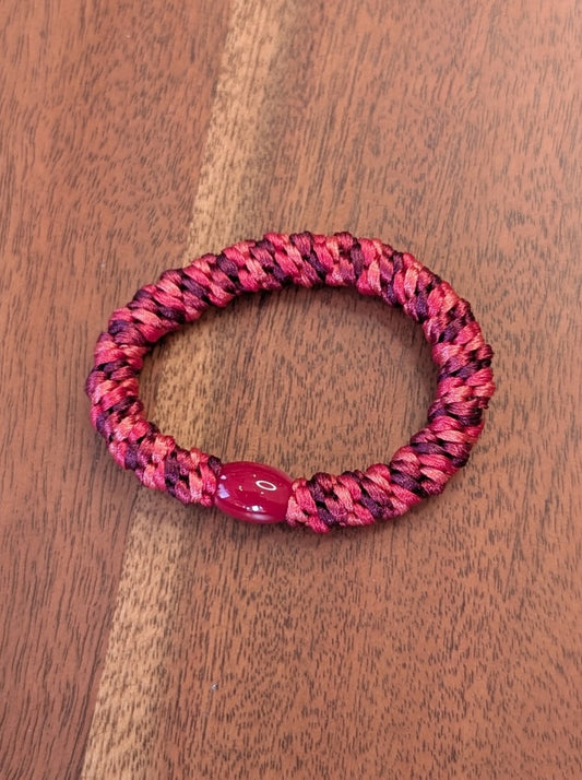 Das elastische Haargummi im trendigen Kknekki-Stil vereint Funktionalität mit modischem Chic - bequem als Armband oder schnell schonend die Haare zusammenbinden!