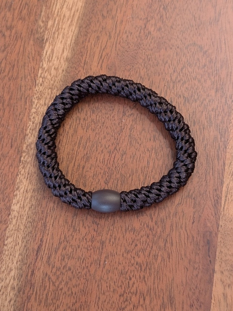 Das elastische Haargummi im trendigen Kknekki-Stil vereint Funktionalität mit modischem Chic - bequem als Armband oder schnell schonend die Haare zusammenbinden!