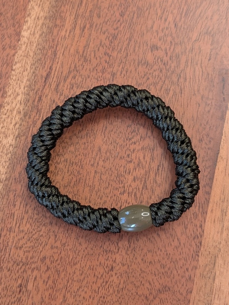 Das elastische Haargummi im trendigen Kknekki-Stil vereint Funktionalität mit modischem Chic - bequem als Armband oder schnell schonend die Haare zusammenbinden!