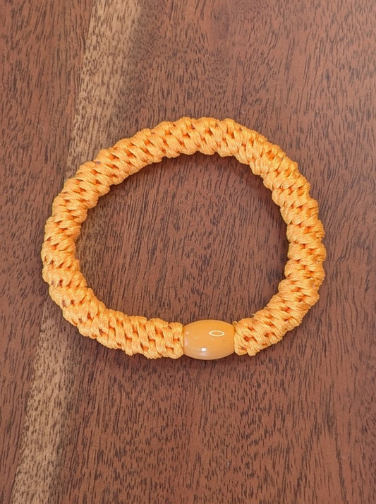 Das elastische Haargummi im trendigen Kknekki-Stil vereint Funktionalität mit modischem Chic - bequem als Armband oder schnell schonend die Haare zusammenbinden!