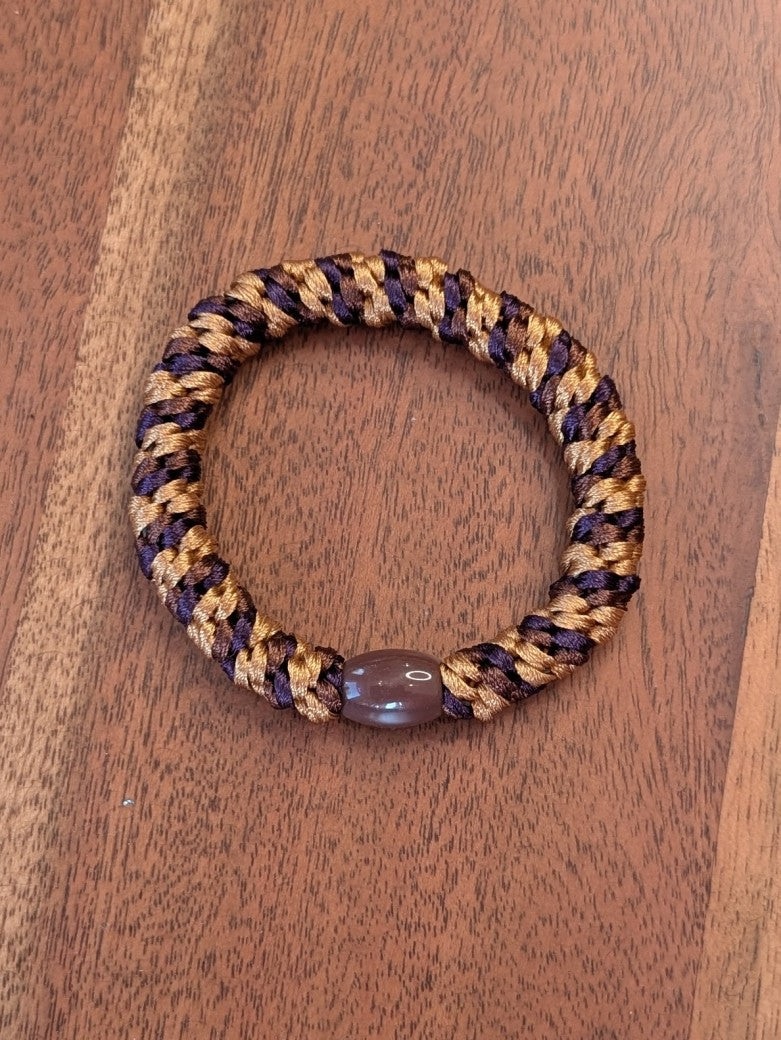 Das elastische Haargummi im trendigen Kknekki-Stil vereint Funktionalität mit modischem Chic - bequem als Armband oder schnell schonend die Haare zusammenbinden!
