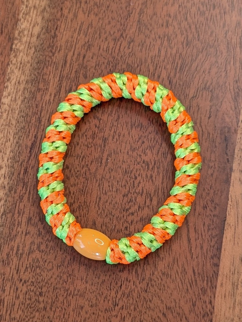 Das elastische Haargummi im trendigen Kknekki-Stil vereint Funktionalität mit modischem Chic - bequem als Armband oder schnell schonend die Haare zusammenbinden!