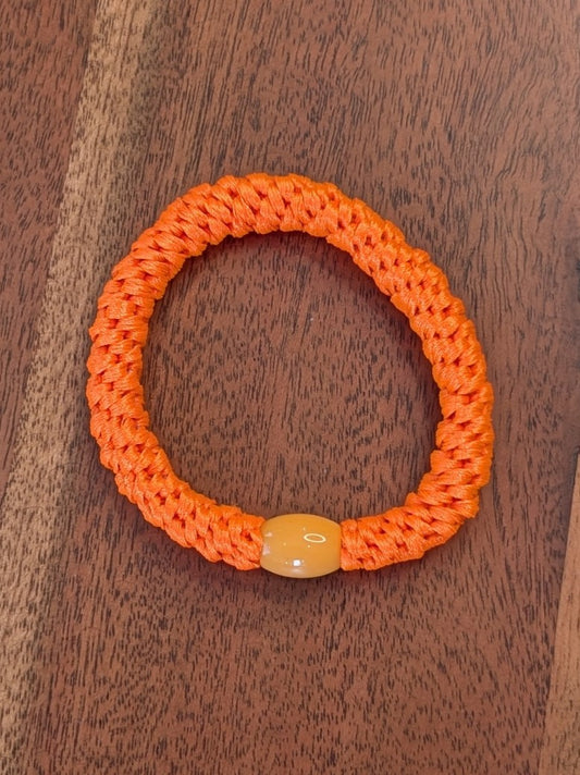 Das elastische Haargummi im trendigen Kknekki-Stil vereint Funktionalität mit modischem Chic - bequem als Armband oder schnell schonend die Haare zusammenbinden!