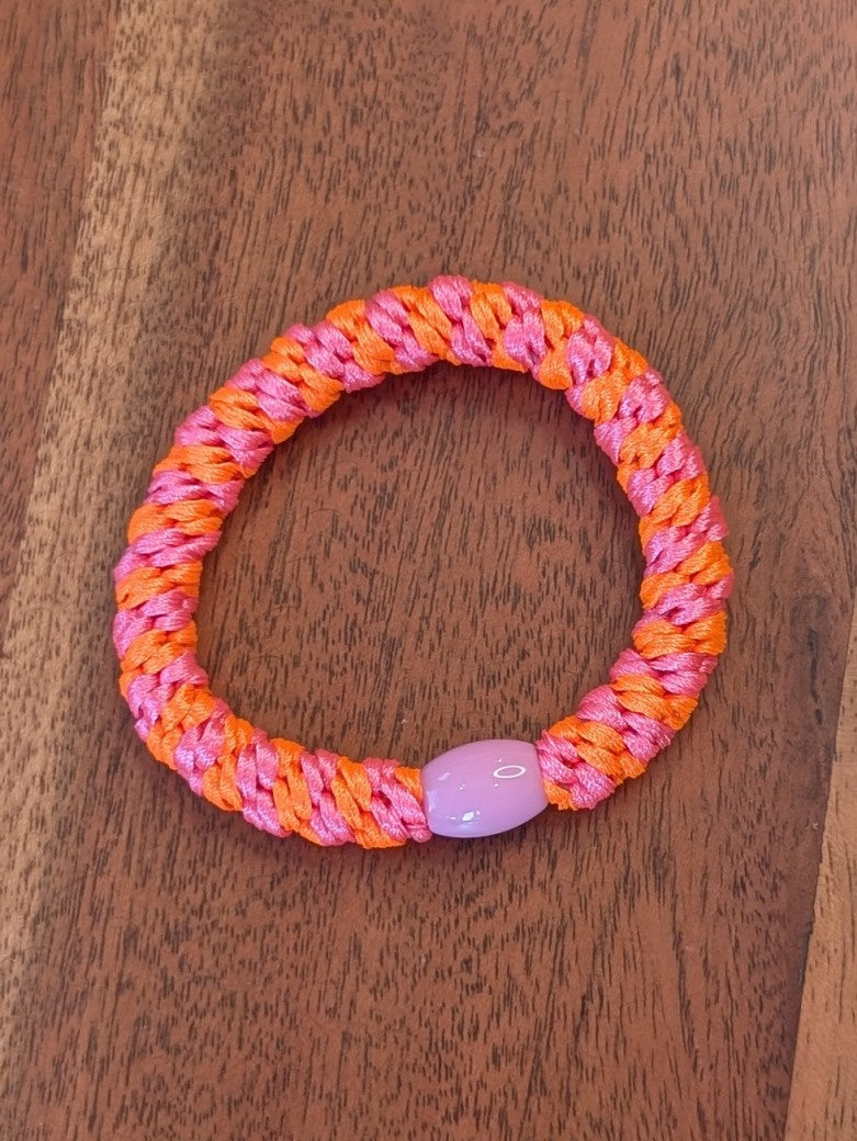 Das elastische Haargummi im trendigen Kknekki-Stil vereint Funktionalität mit modischem Chic - bequem als Armband oder schnell schonend die Haare zusammenbinden!