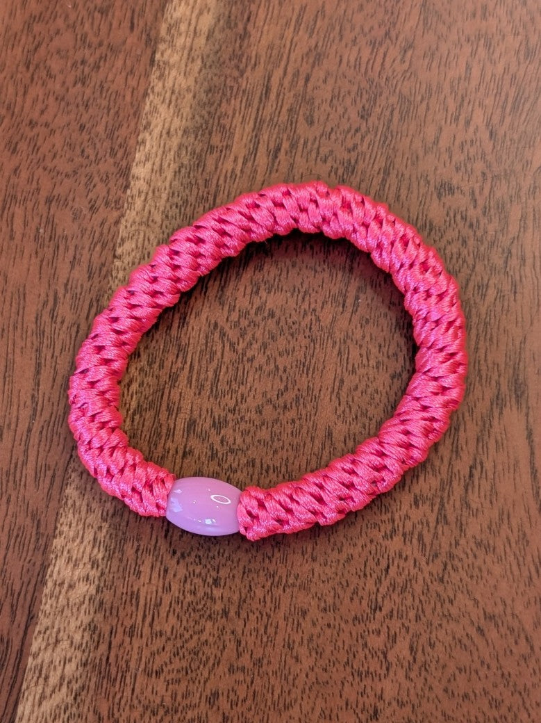 Das elastische Haargummi im trendigen Kknekki-Stil vereint Funktionalität mit modischem Chic - bequem als Armband oder schnell schonend die Haare zusammenbinden!