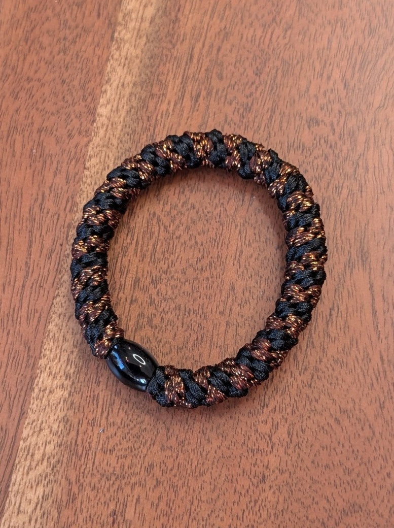 Das elastische Haargummi im trendigen Kknekki-Stil vereint Funktionalität mit modischem Chic - bequem als Armband oder schnell schonend die Haare zusammenbinden!