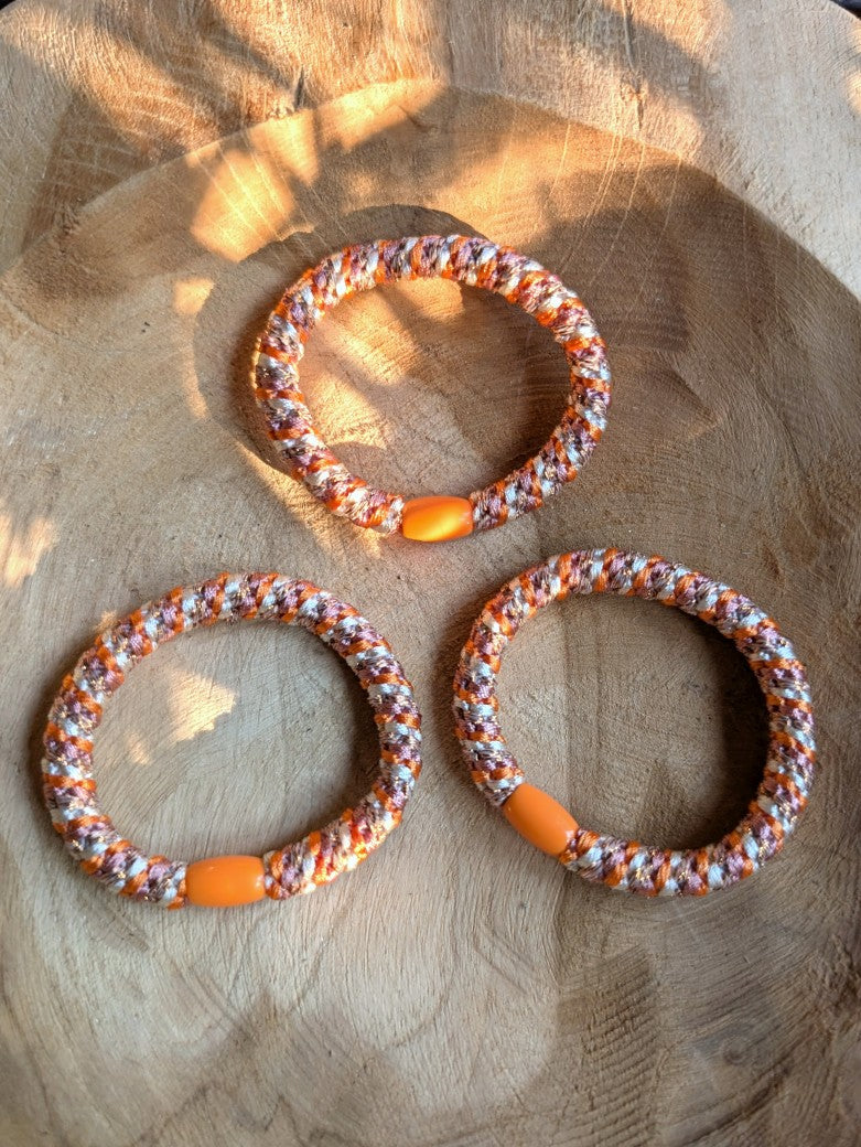 Das elastische Haargummi im trendigen Kknekki-Stil vereint Funktionalität mit modischem Chic - bequem als Armband oder schnell schonend die Haare zusammenbinden