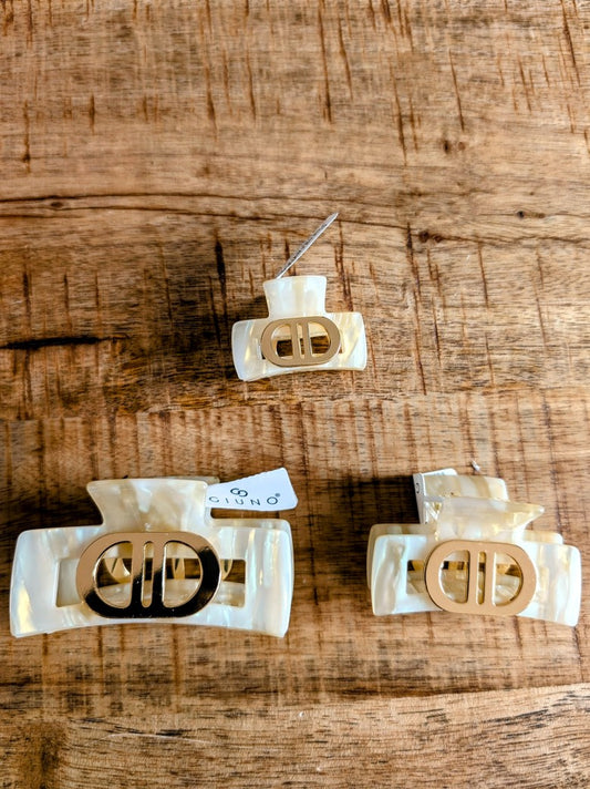 Setze mit der Haarklammer im Dior-Stil ein modisches Statement. Das elegante Marmor Muster in Creme Beige mit Gold verleiht eine zeitlose Note bei jedem Anlass!