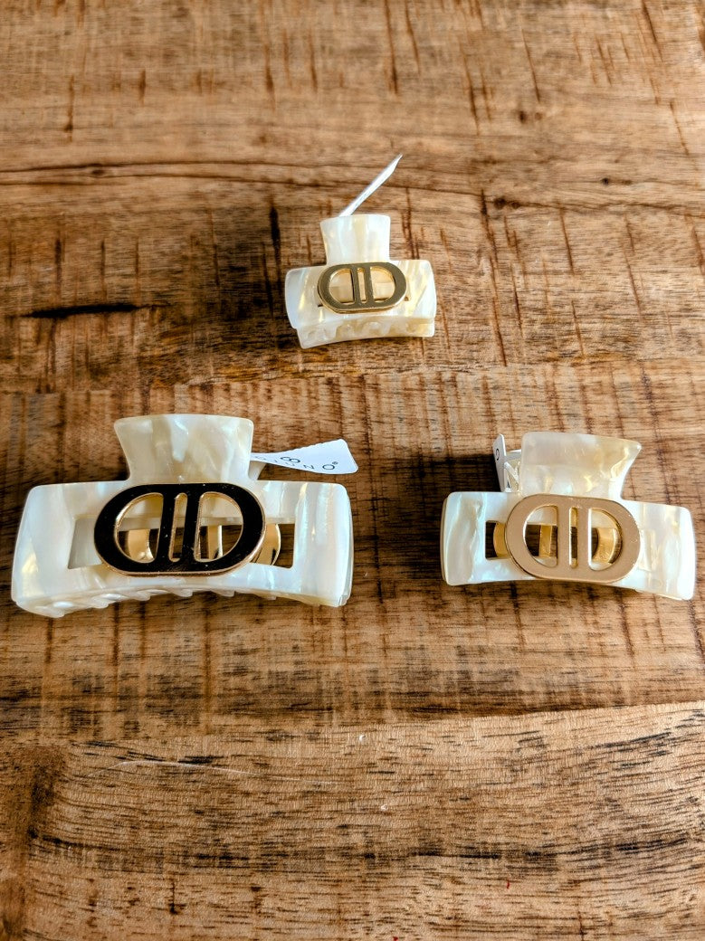 Setze mit der Haarklammer im Dior-Stil ein modisches Statement. Das elegante Marmor Muster in Creme Beige mit Gold verleiht eine zeitlose Note bei jedem Anlass!