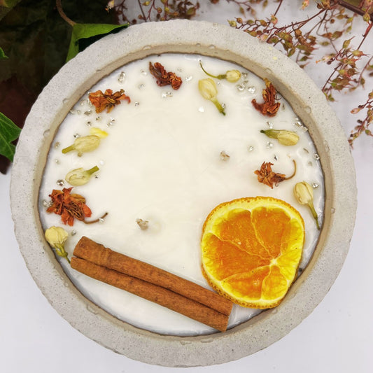 Stilvolle handgemachte Aroma Sojawachskerze für Ihr Zuhause. Mit Blütenverzierung und hochwertigem Baumwolldocht aus dem Südschwarzwald!