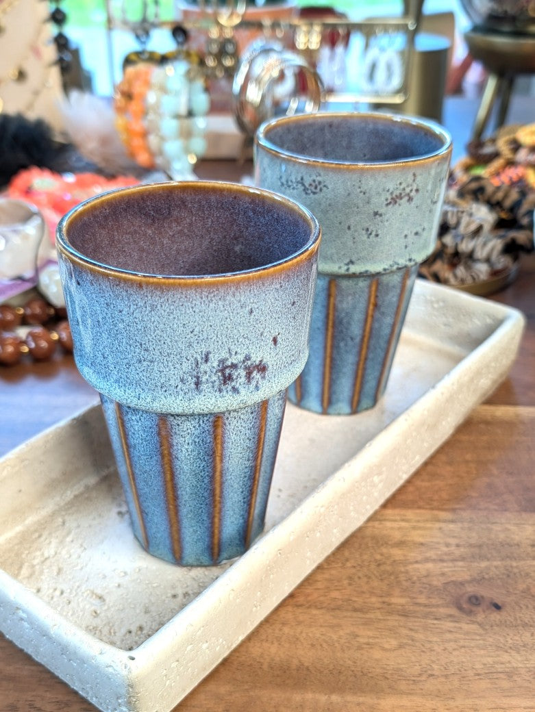 Erlebe mit unserem Kaffeebecher Latte in Türkis Blau Braun die beste Kaffeeerfahrung dank des hochwertigen Steingutmaterials. Perfekt für jeden Kaffeeliebhaber!