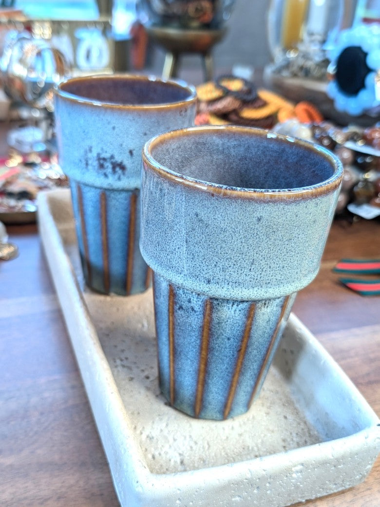 Erlebe mit unserem Kaffeebecher Latte in Türkis Blau Braun die beste Kaffeeerfahrung dank des hochwertigen Steingutmaterials. Perfekt für jeden Kaffeeliebhaber!