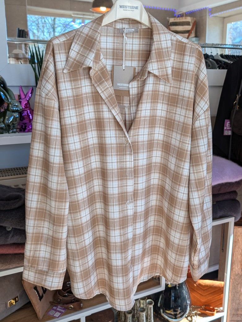 Das lässig elegante Hemd besticht durch sein weiches Viskose Material im klassischen Karo-Design in Weiß Beige Braun - vielseitiges Basic-Piece von Westeene!