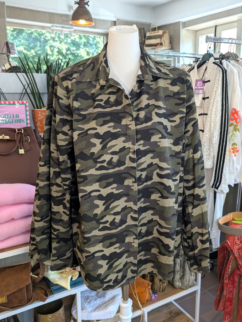 Oversized Camouflage-Hemd in klassischen Erdtönen Khaki Braun Schwarz Beige. Das Hemd besticht durch markante Schulterpolster für modernen trendigen Look. 