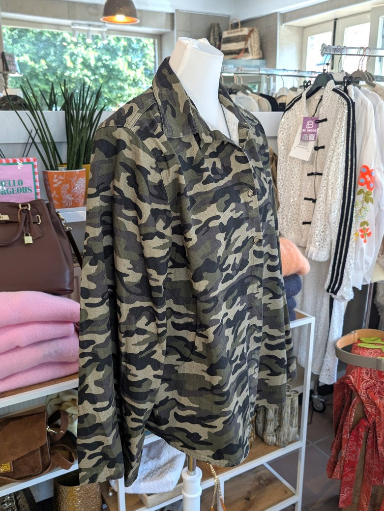 Oversized Camouflage-Hemd in klassischen Erdtönen Khaki Braun Schwarz Beige. Das Hemd besticht durch markante Schulterpolster für modernen trendigen Look. 