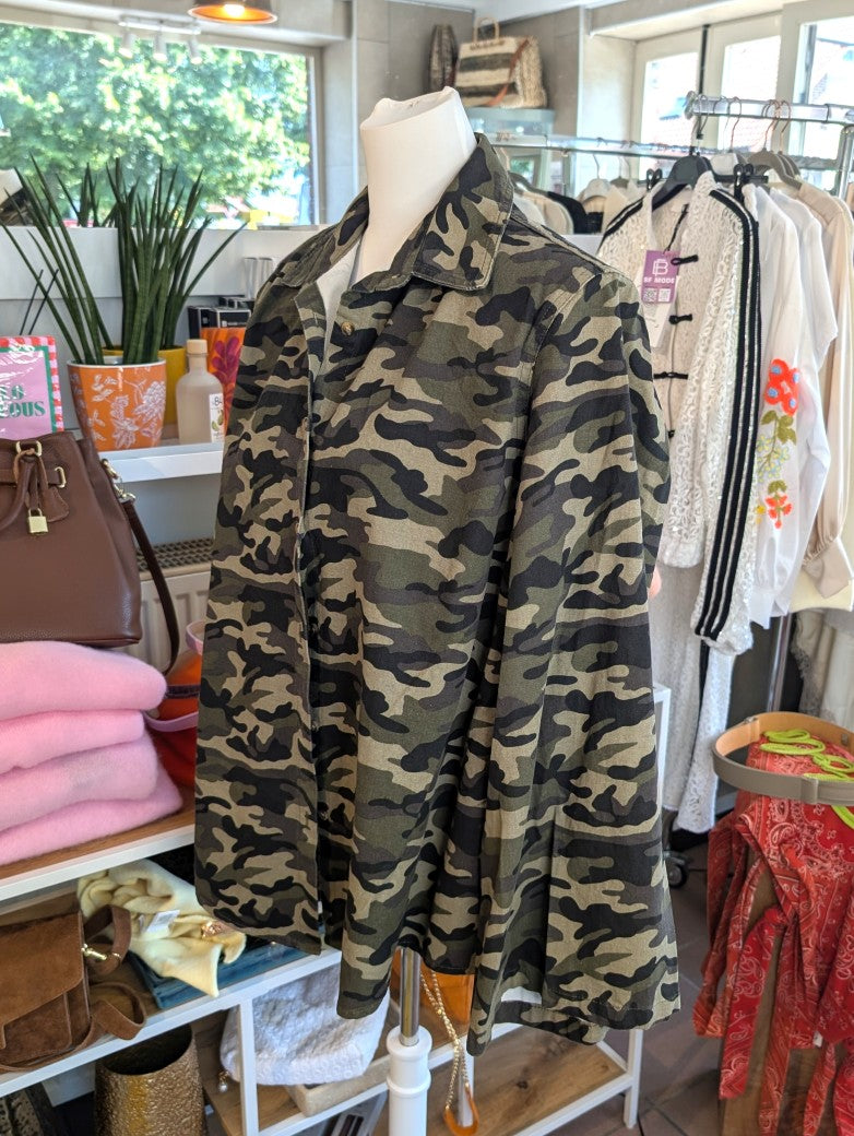 Oversized Camouflage-Hemd in klassischen Erdtönen Khaki Braun Schwarz Beige. Das Hemd besticht durch markante Schulterpolster für modernen trendigen Look. 