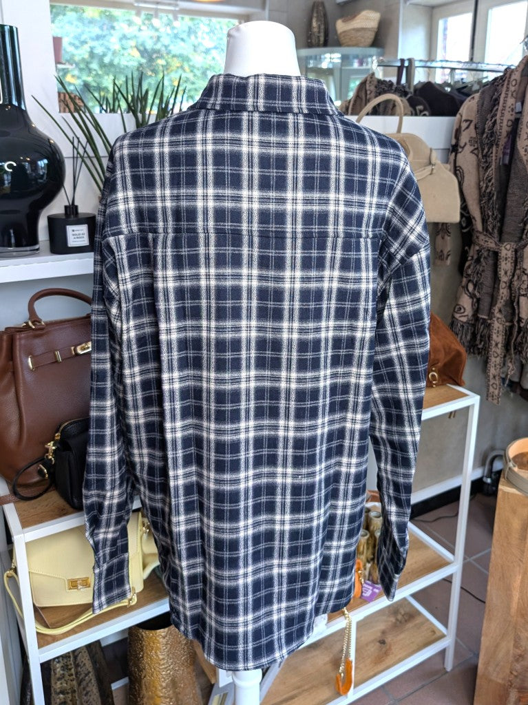 Elegante VoKuHiLa Hemdbluse kariert Karos Blau Beige Weiß aus hochwertiger Viskose in Flanell-Haptik – lässiges Layering für coolen Look und Binden um die Hüfte