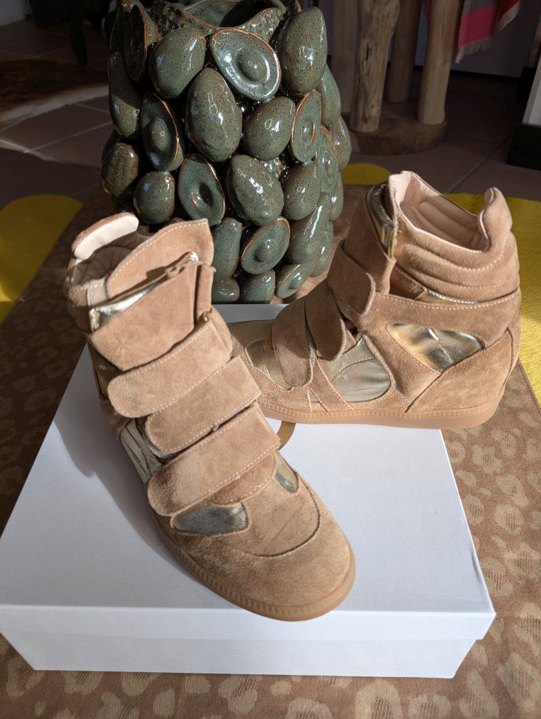 Halbhoher Sneaker im Isabel Marant Bekett Stil aus hochwertigem Wildleder in Beige Taupe mit goldenem Akzent und Innenabsatz von Devine Follie aus Italien!