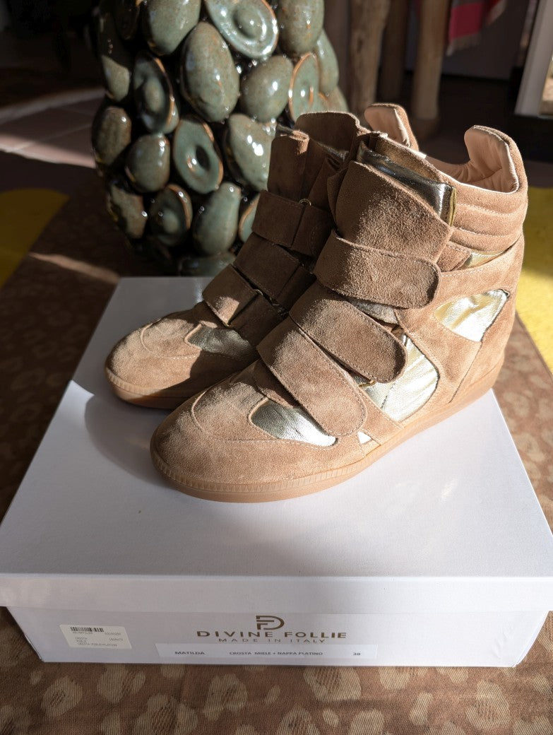 Halbhoher Sneaker im Isabel Marant Bekett Stil aus hochwertigem Wildleder in Beige Taupe mit goldenem Akzent und Innenabsatz von Devine Follie aus Italien!