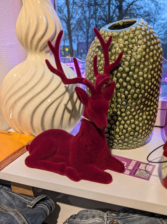 Dieser fein geflockte Hirsch oder Rentier in edlem Bordeaux-Rot setzt festliche Akzente in Ihrem Zuhause und verbreitet Wärme und Weihnachtsstimmung!