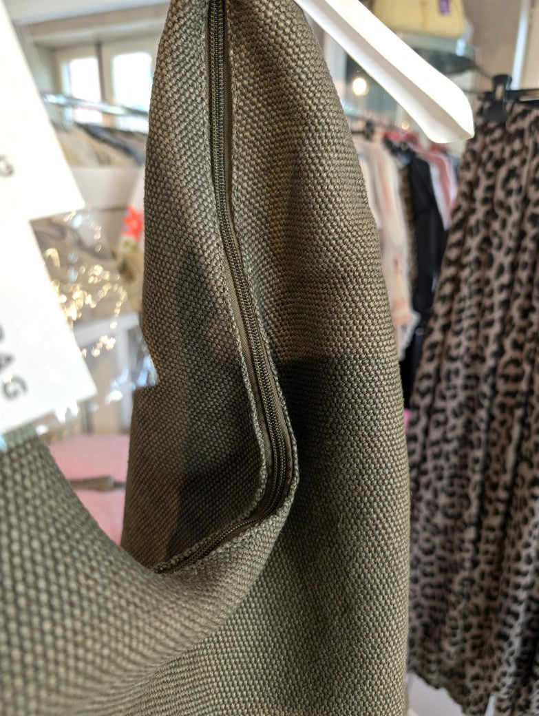 Elegante Juteleinen Hobo Bag in elegantem Khaki mit Lederdetails Braun - breiter Schulterriemen und Cross-Body Riemen. Zeitloses Design, vielseitiger Begleiter!